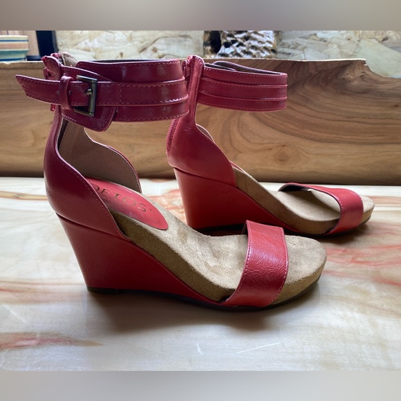 Toetos Wedge Ankle Strap Sandals - Picture 3 of 12